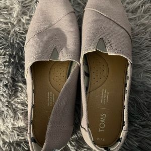 Toms 7.5 slip ons